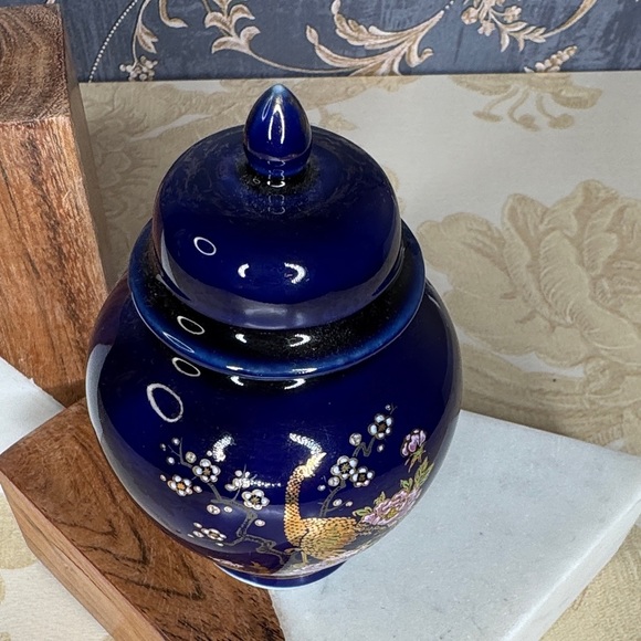Vintage Cobalt Blue Ginger Jar Japanese Lidded Ceramic Porcelain Peacocks Floral - Picture 3 of 8
